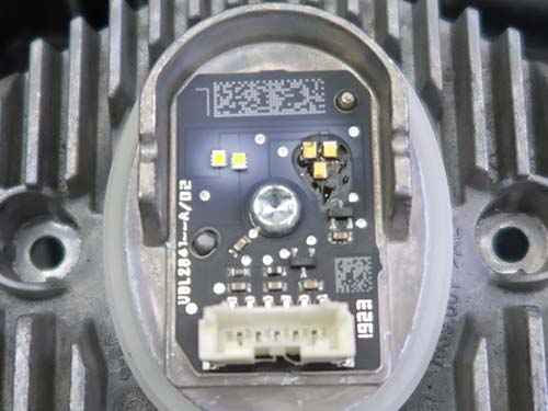 助手席側のLEDモジュールにはダメージがありました