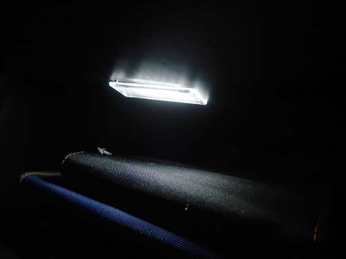グローブボックスは18個のLEDを搭載したLEDインテリアライトユニットに交換