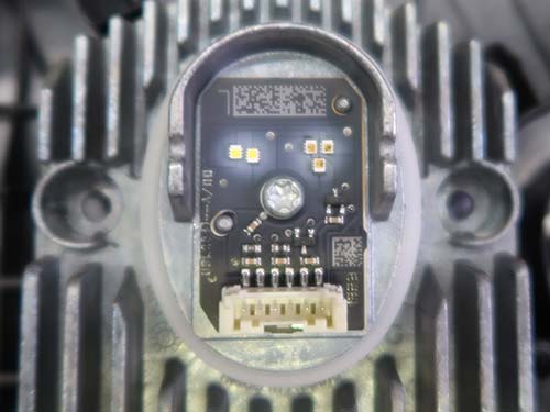 LEDモジュールにもダメージがありましたので、BMW純正の新品に交換