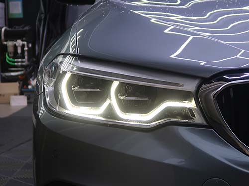 ダメージのない運転席側はLEDモジュールを交換する必要がありません
