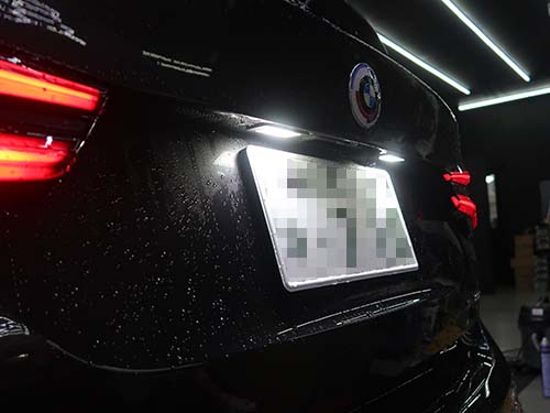 RAIKO製のLEDナンバー灯ユニット LLU001に交換