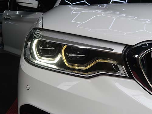 運転席側ヘッドライトの内側デイライトが茶色く暗く発光