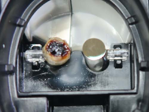 デイライトの導光体がLEDの発熱によって茶色く溶けてしまい