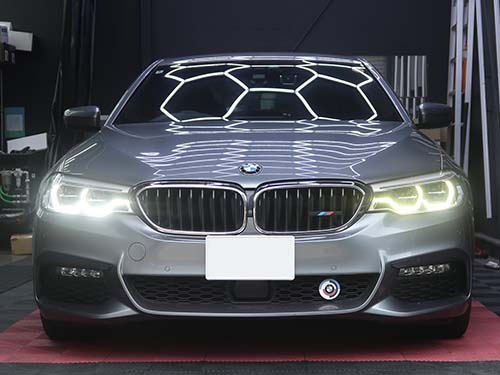 新品の運転席側と助手席側とでは、デイライトの発光色の色温度の違いをどうしても縮めることができません