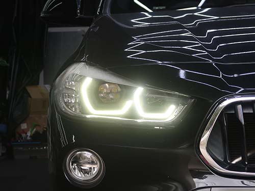 茶色く暗かった運転席側のデイライトが明るく白く発光