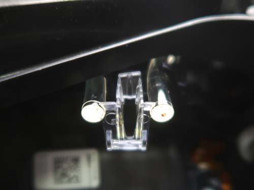 LEDの発熱によって導光体が茶色く焼損してしまう