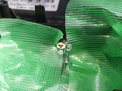 3つのLEDの箇所で、導光体が茶色く焼損