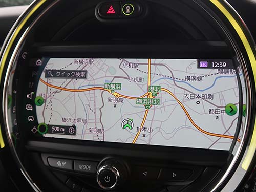 新しい道路を走行してナビに案内させるには、定期的なナビ更新が必要