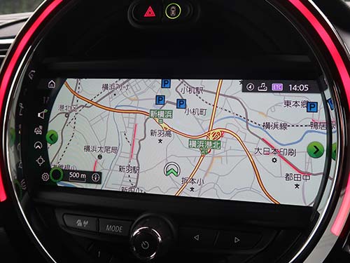 最新地図に更新することで、新設された道路や変更された交差点の情報が反映され、案内の精度が上がります