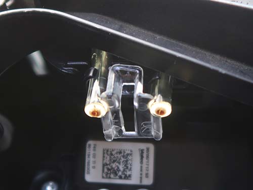 LEDの発熱によって導光体が茶色く焼損し、奥の部分は透明感がなくなって白い泡状