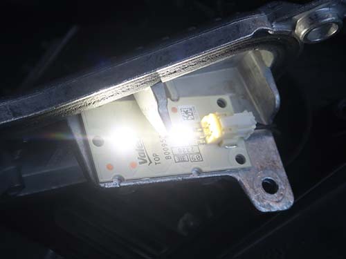 LEDがホワイト発光であってもデイライト全体としては黄みがかって見えている