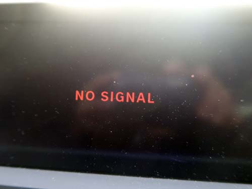 iDriveモニターにはNO SIGNALと表示