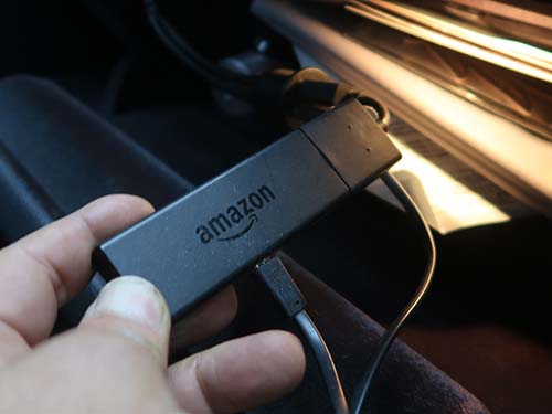 Amazon Fire TV Stickを挿して
