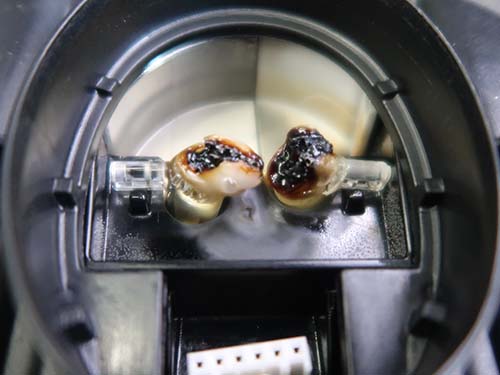 今まで見たことのないほど導光体が焼損しており、その下は白濁して溶解が大きく進行
