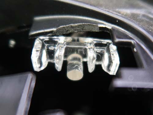 運転席側ヘッドライトの内外のデイライトの導光体にも予防処置