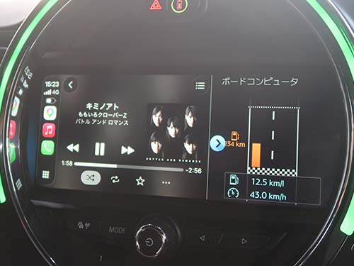 iPhoneにインストールされている地図アプリや音楽アプリを、車両のディスプレイ上で画面タッチ操作