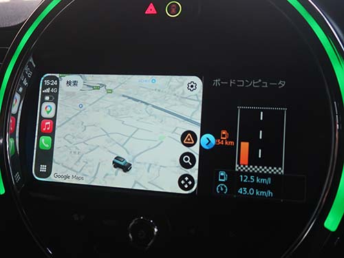 iPhoneにインストールされている地図アプリや音楽アプリを、車両のディスプレイ上で画面タッチ操作