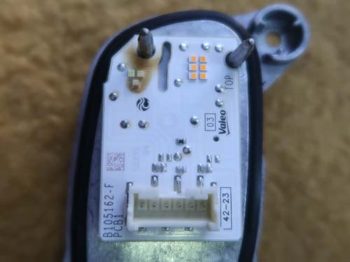 運転席側はBMW純正新品のLEDモジュールへ交換